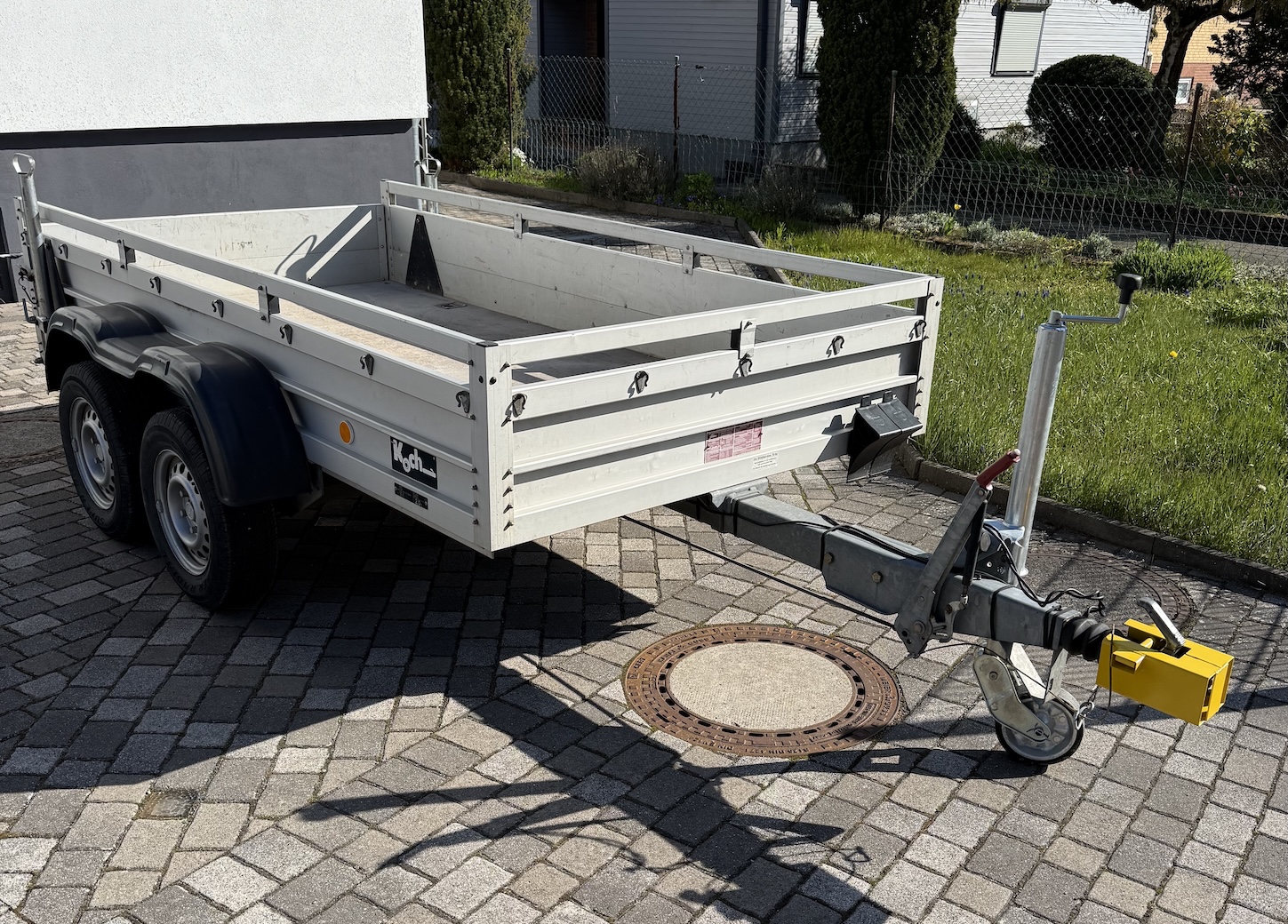 Anhänger schräg von vorne
